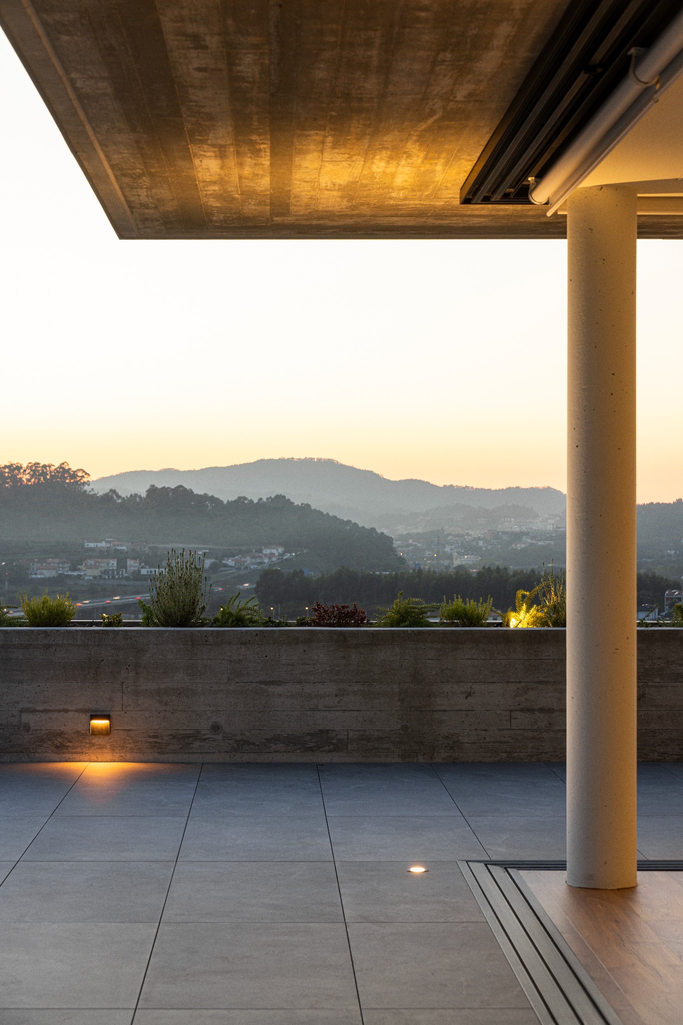 Casa A, vista do terraço coberto para o horizonte ao entardecer