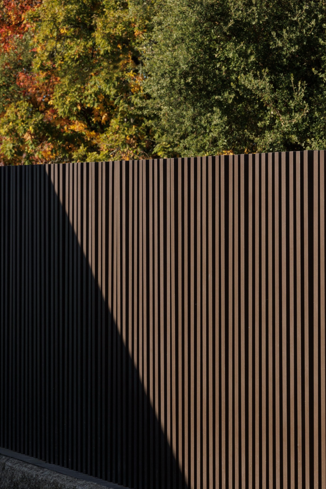 Casa D, brise vertical e vegetação