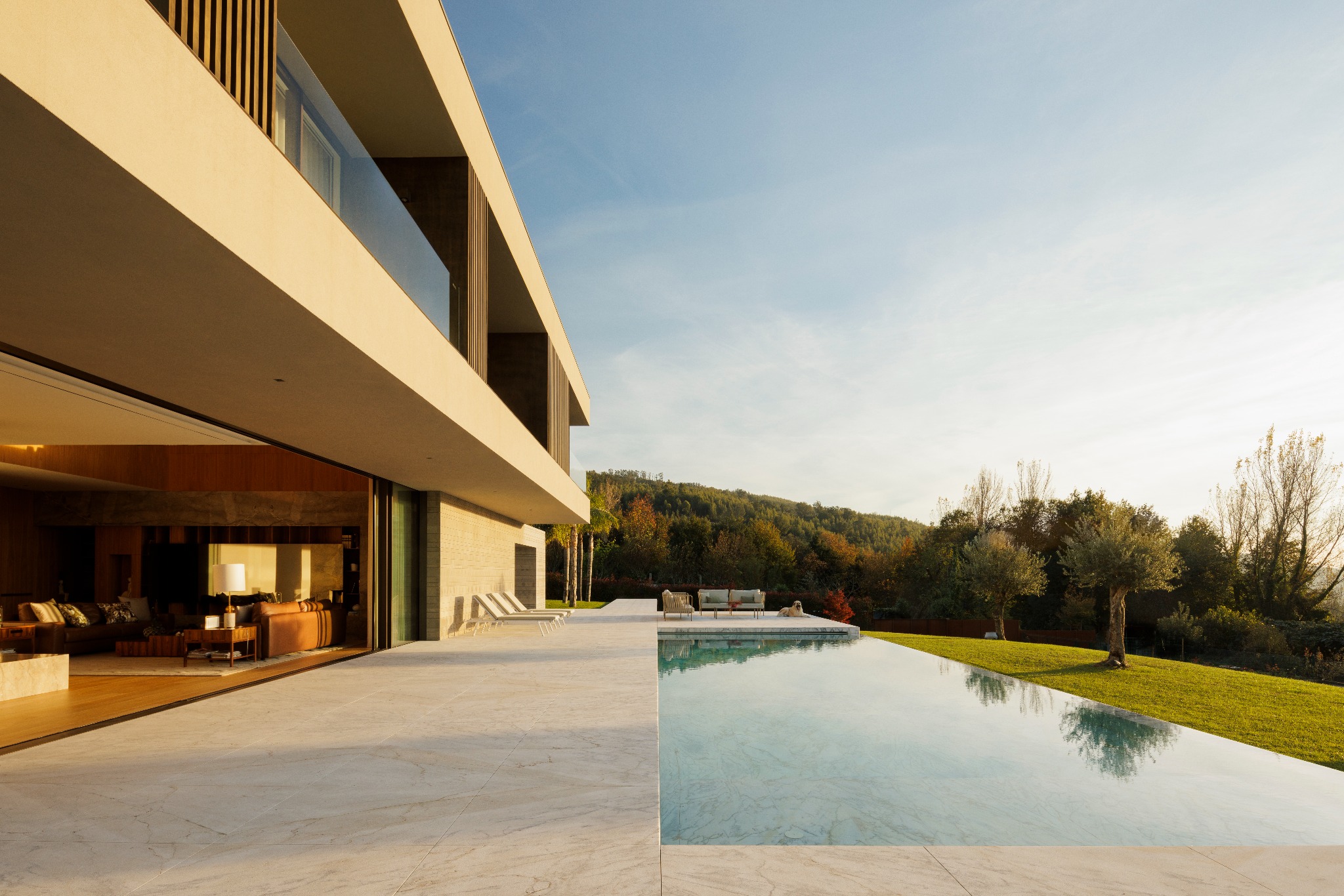 Casa D aberta para a piscina e a paisagem