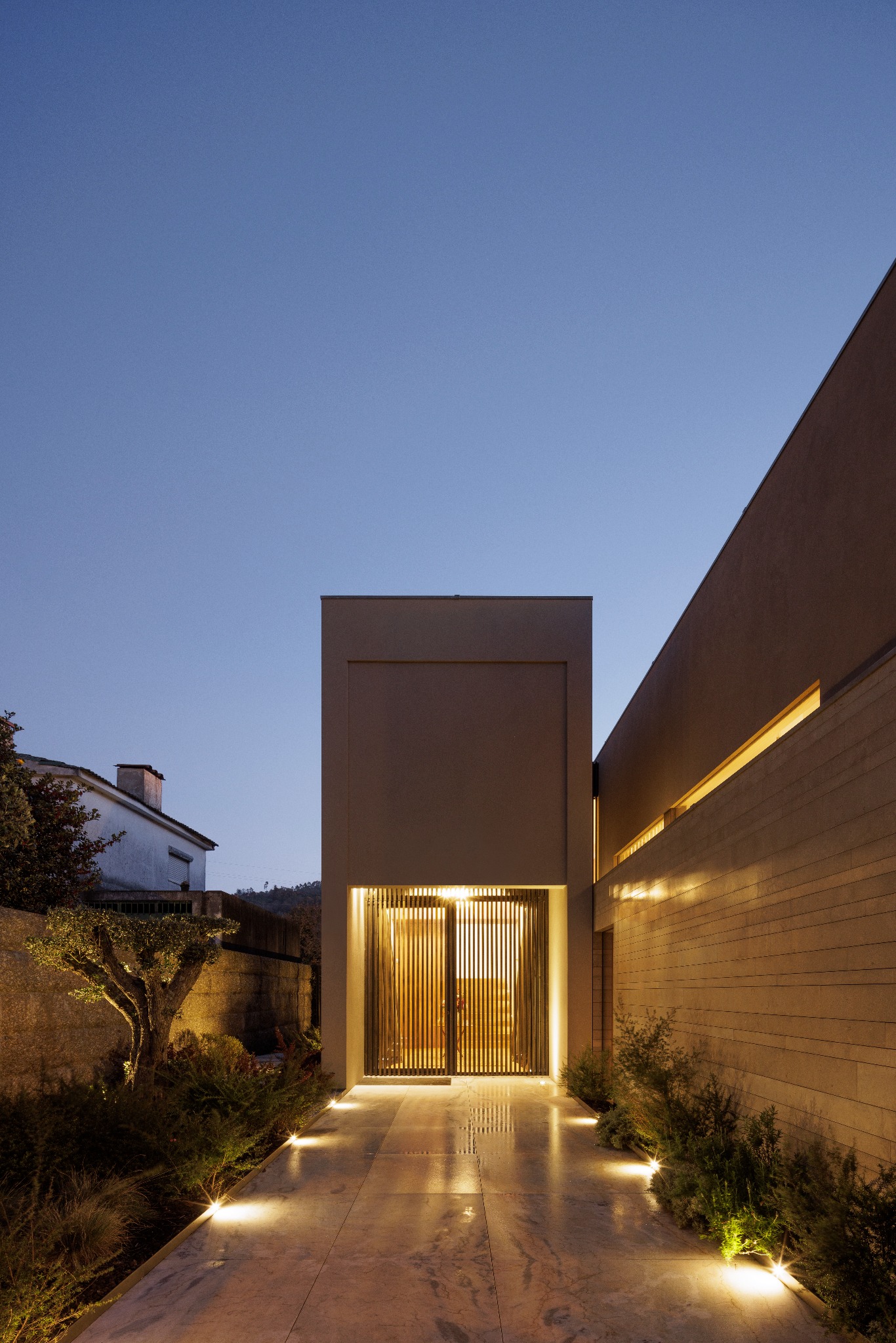 Casa D, percurso de entrada ao entardecer