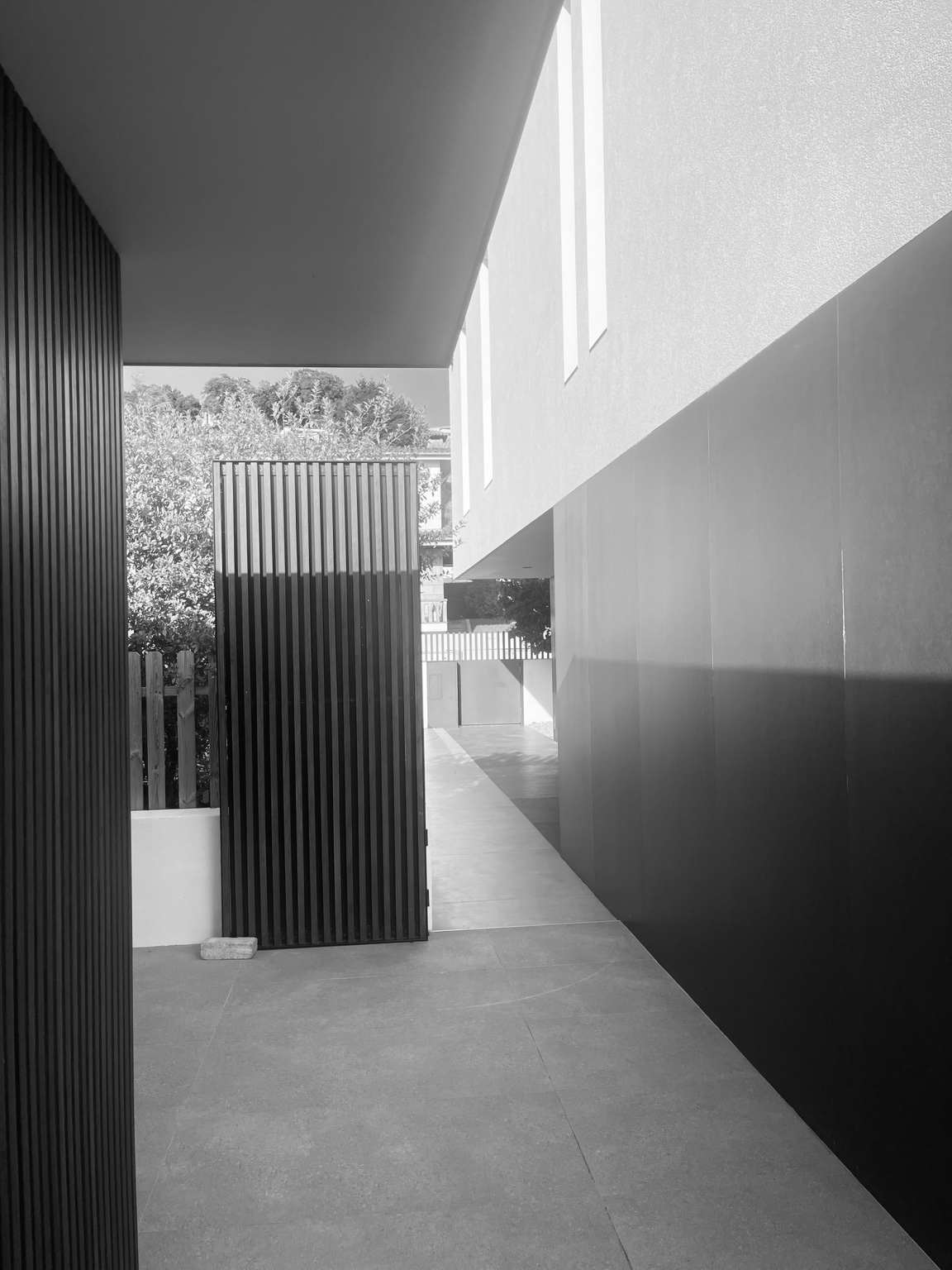 Acesso lateral da Casa N em preto e branco