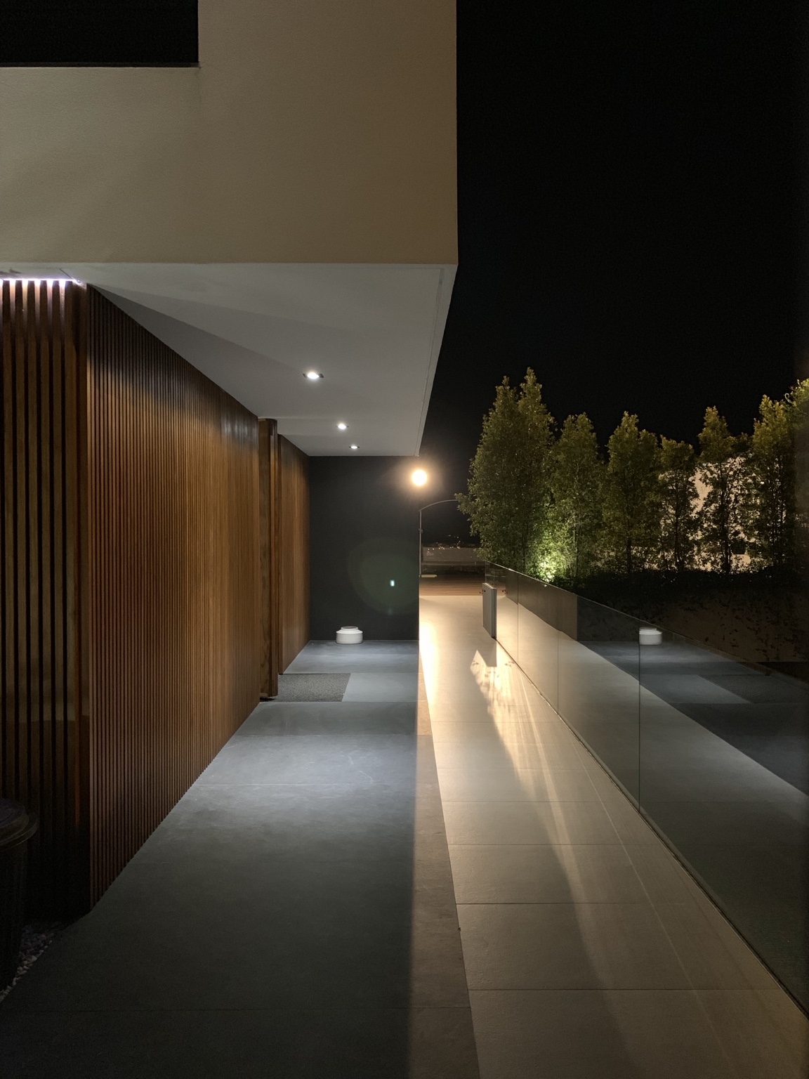 Percurso exterior iluminado da Casa N