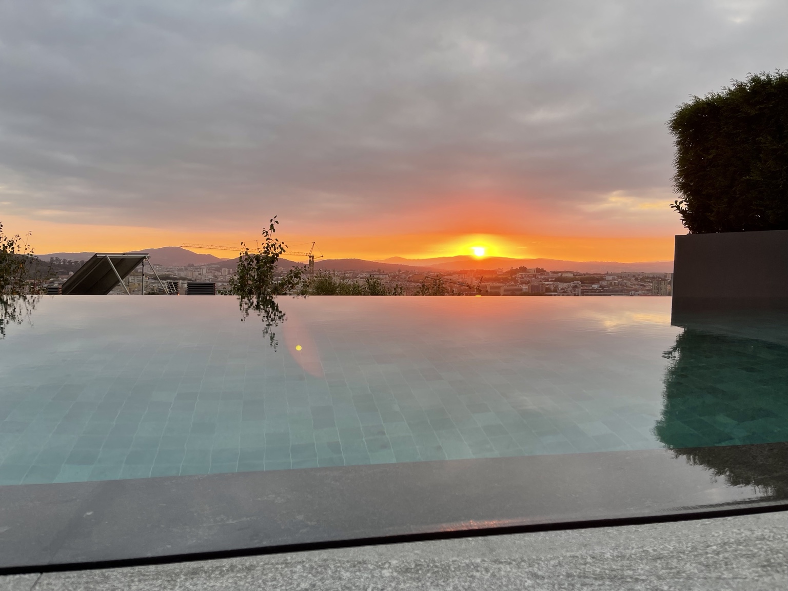 Casa N, piscina e horizonte ao pôr do sol